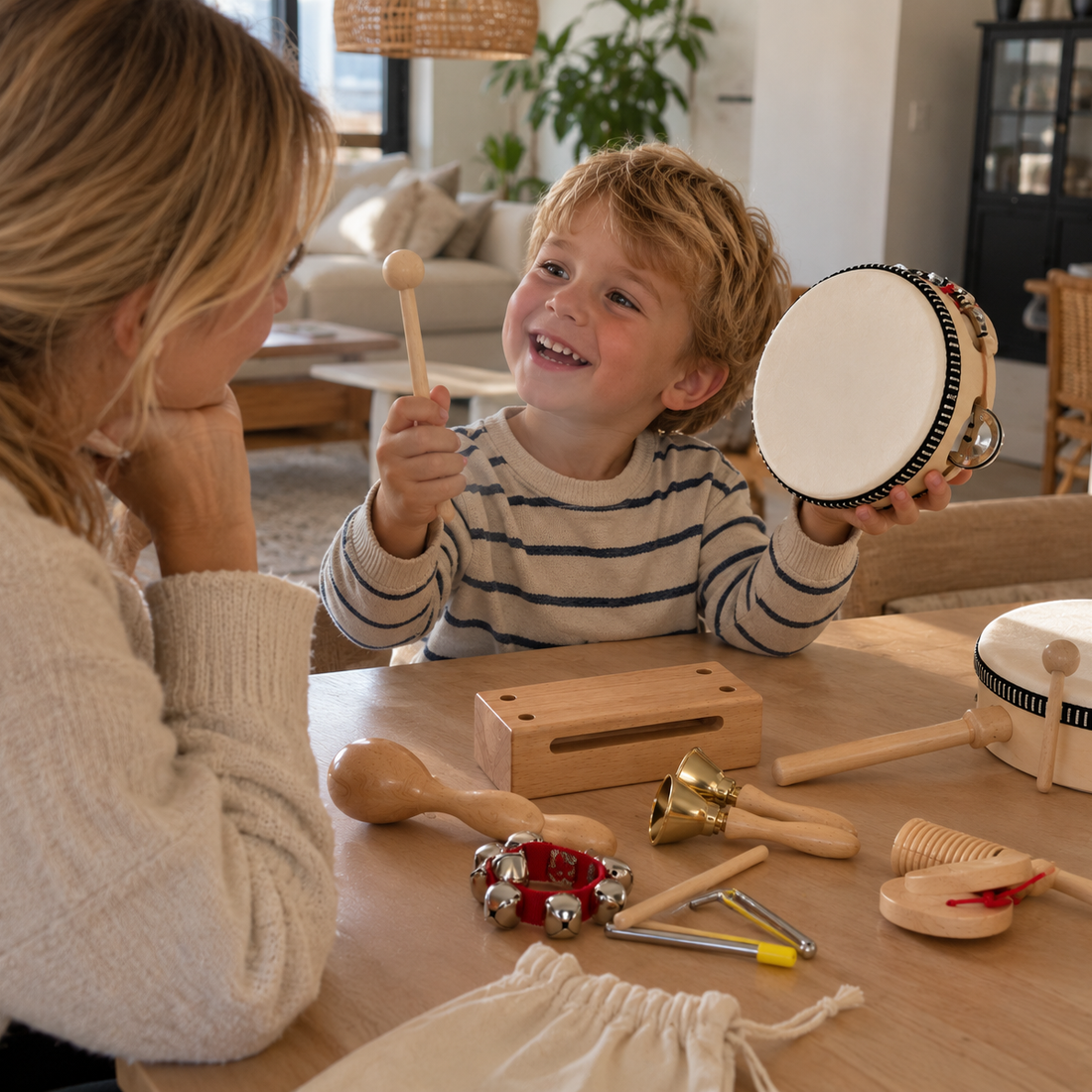 Glad pojke spelar tamburin tillsammans med mamma