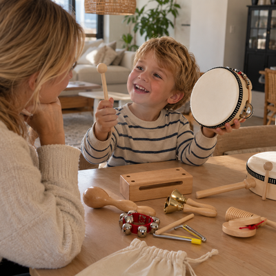 Glad pojke spelar tamburin tillsammans med mamma